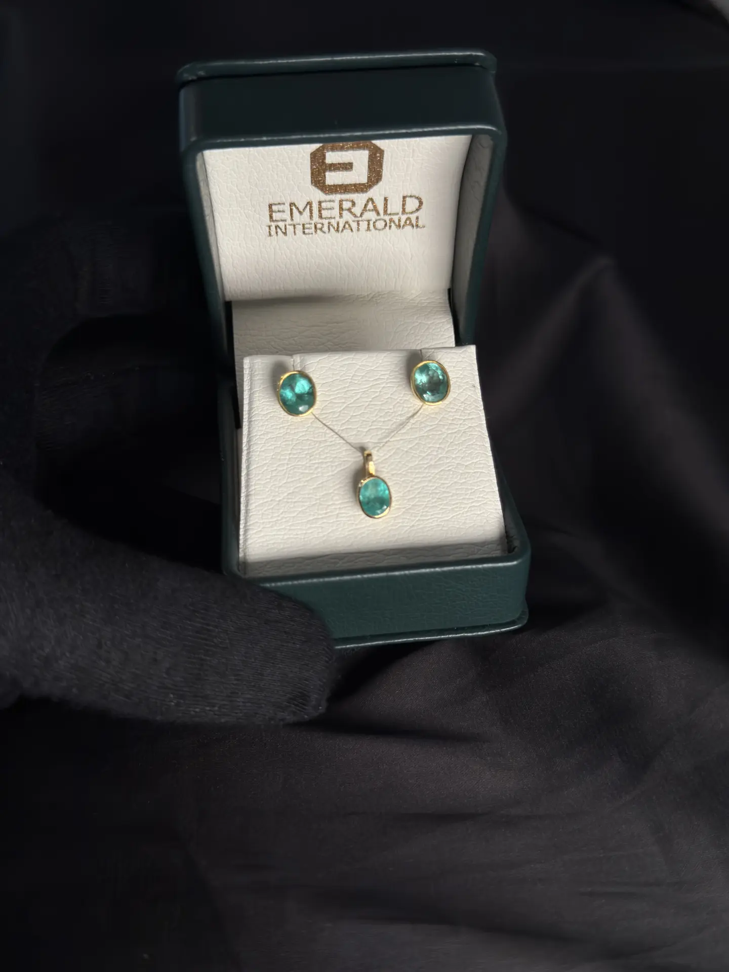 Aretes en oro amarillo 18K con esmeralda talla óvalo al bisel