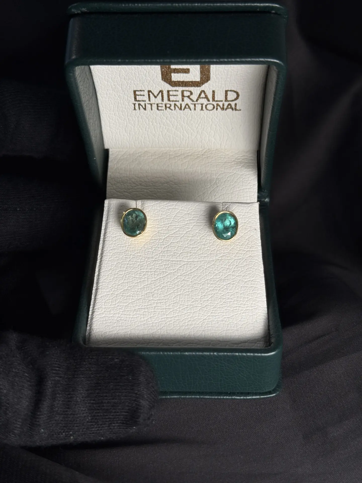 Aretes en oro amarillo 18K con esmeralda talla óvalo al bisel