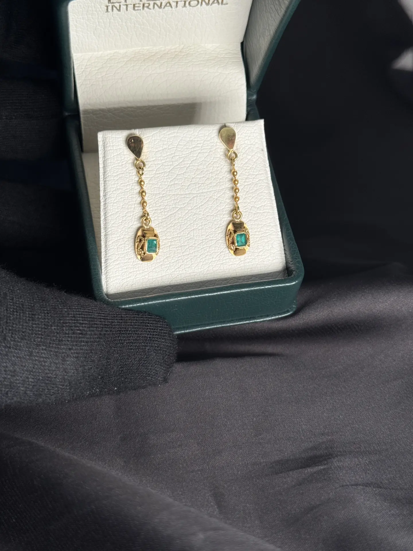 Aretes en oro amarillo 18K largos con esmeralda talla cuadrada