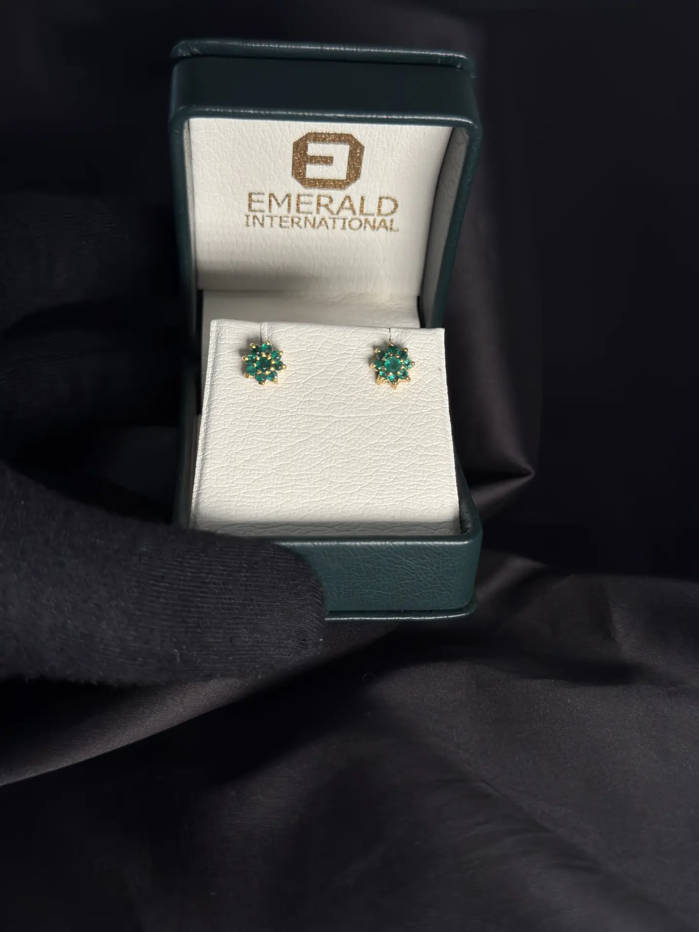 Aretes en oro amarillo 18K lady con 10 esmeraldas en uñas
