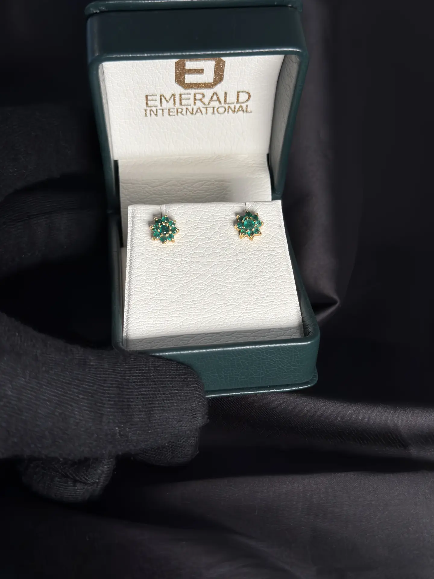 Aretes en oro amarillo 18K lady con 10 esmeraldas en uñas