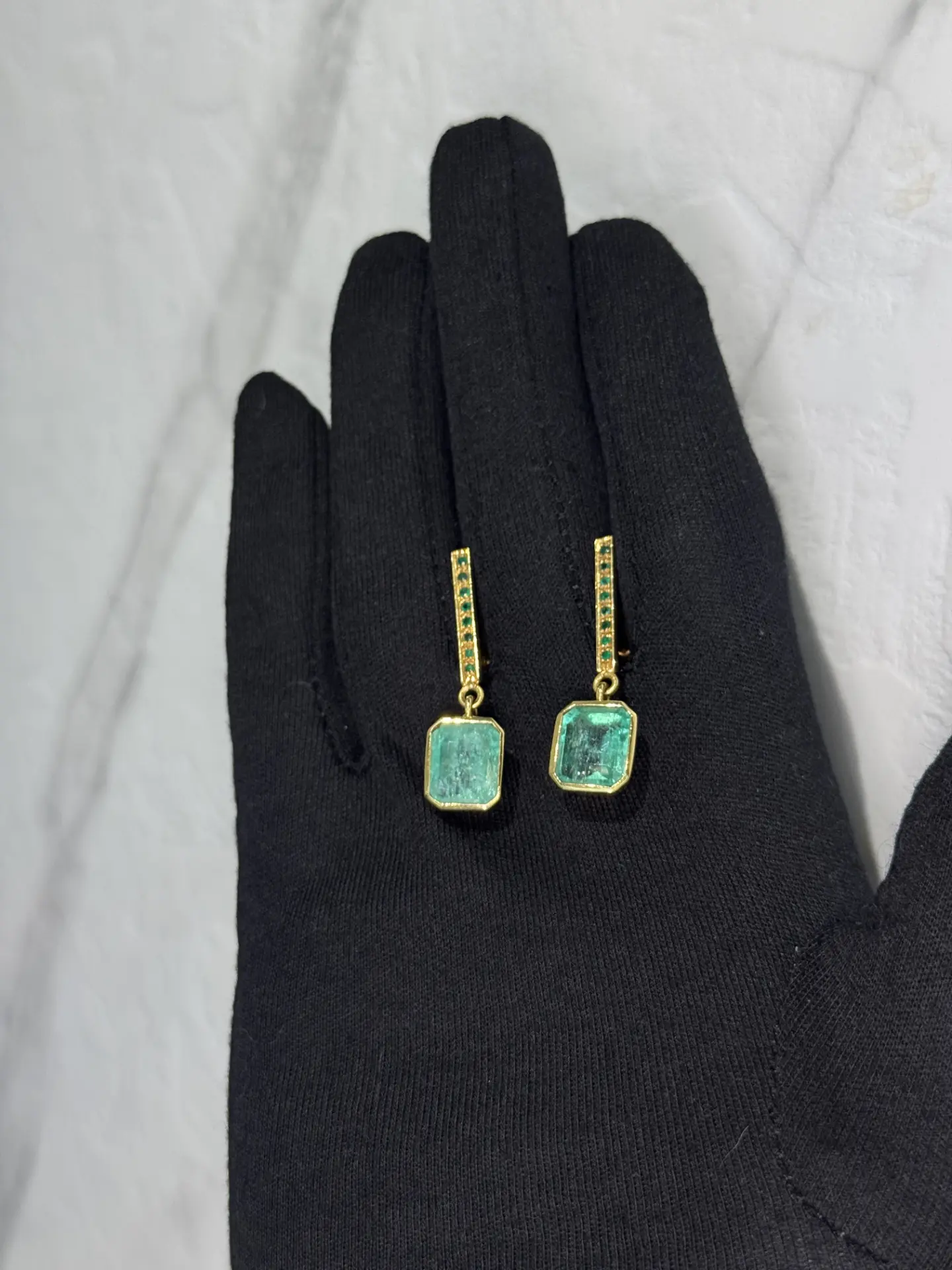 Aretes en oro amarillo 18K con esmeralda cuadrada al bisel