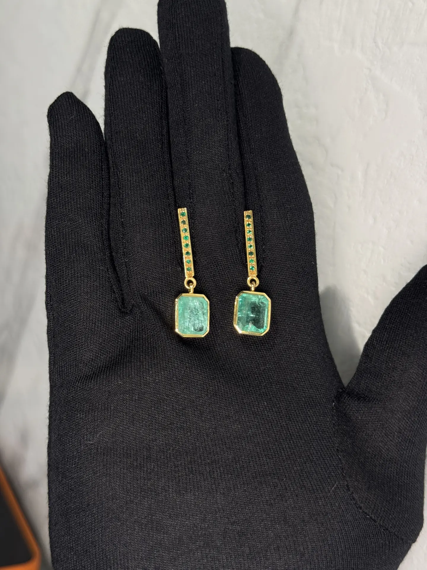 Aretes en oro amarillo 18K con esmeralda cuadrada al bisel