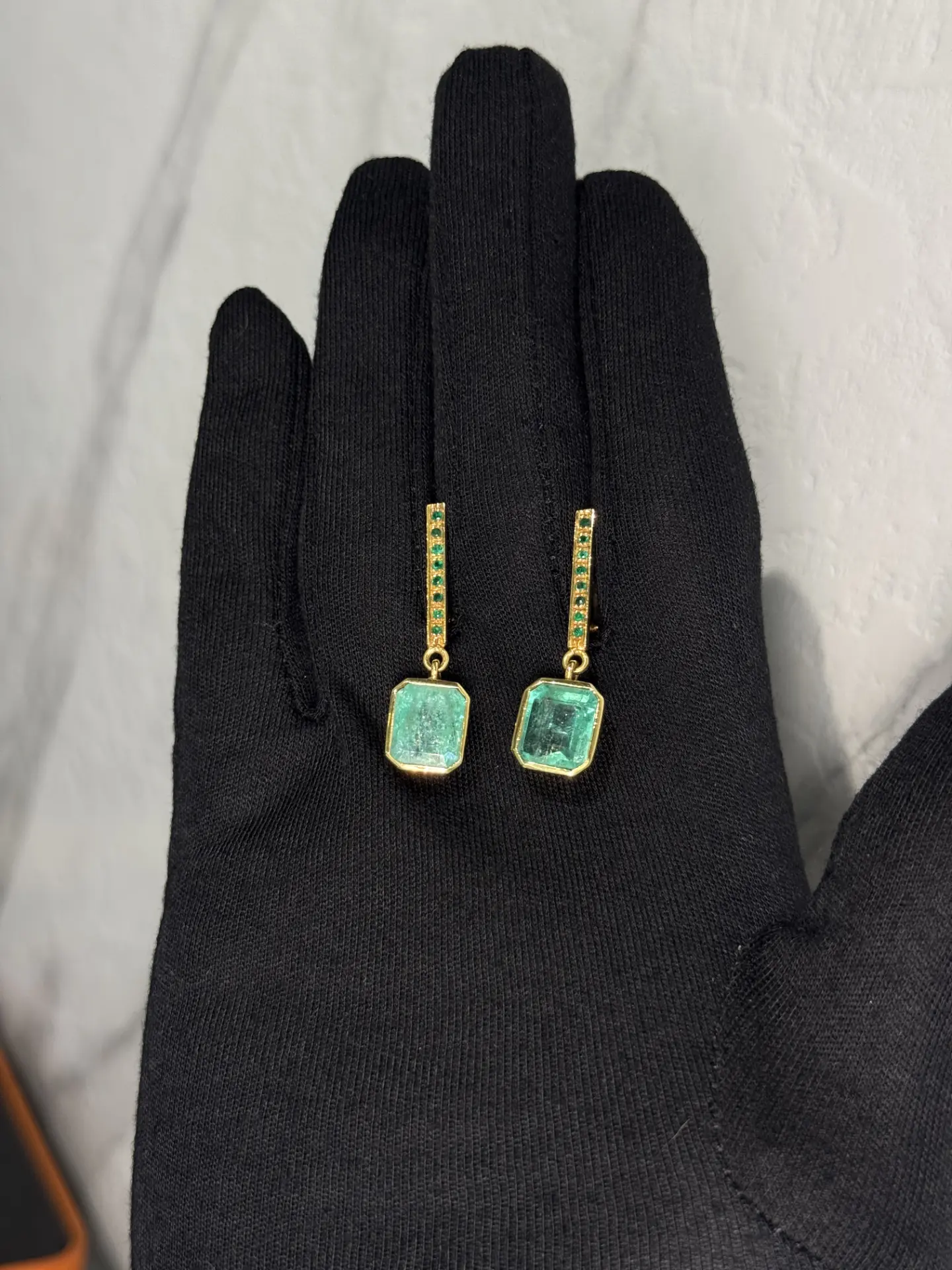 Aretes en oro amarillo 18K con esmeralda cuadrada al bisel