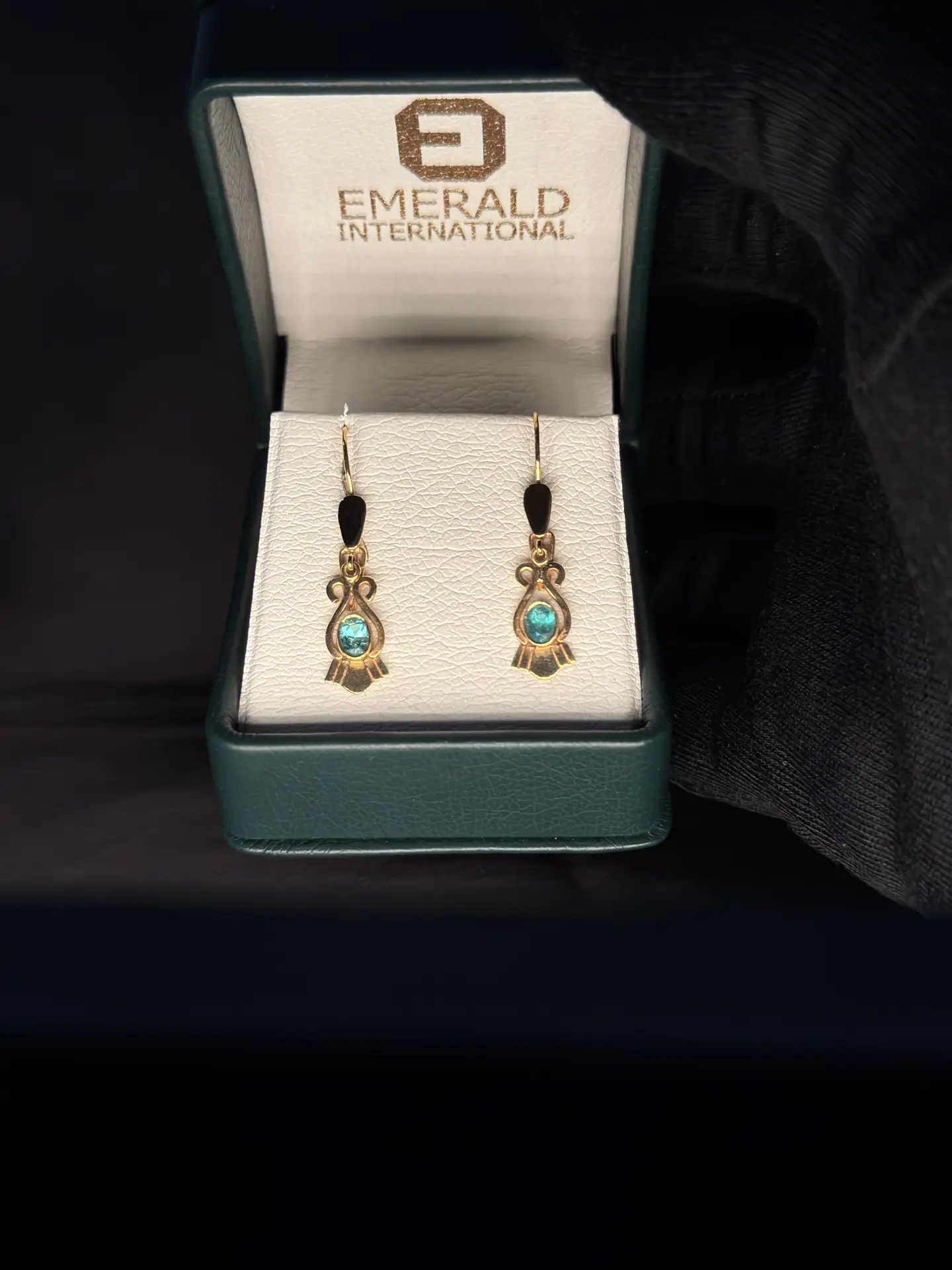Aretes en oro amarillo 18K largos con esmeralda al bisel