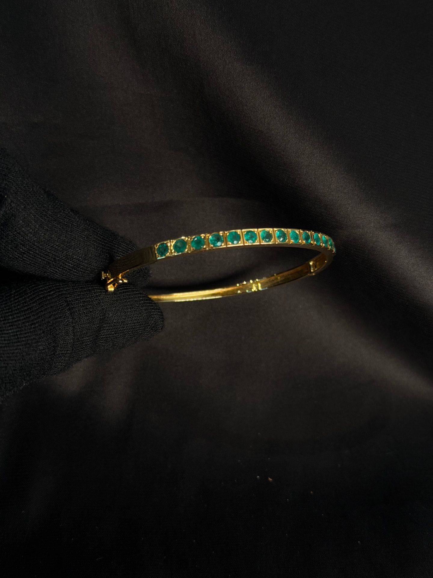 Pulsera rígida con esmeraldas