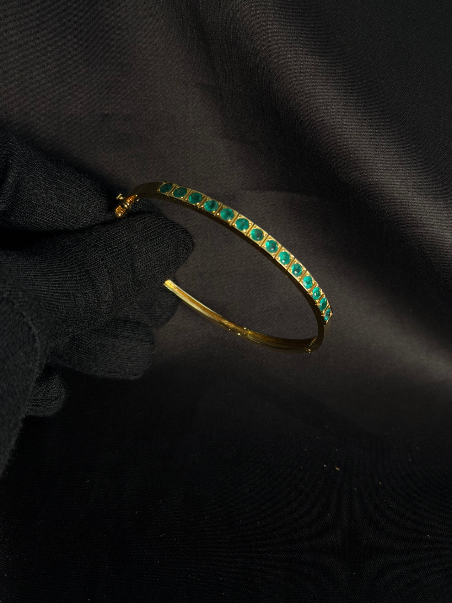 Pulsera rígida con esmeraldas