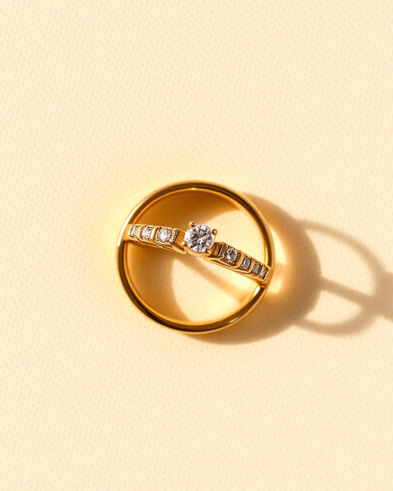 Anillo Con esmeralda en uñas